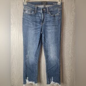 JUDY BLUE medium was distressed skinny fit capris size 3/26.